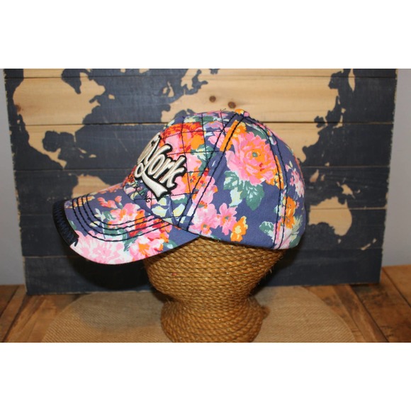 Robin Ruth Floral designed New York Empire State Building hat - Picture 4 of 10